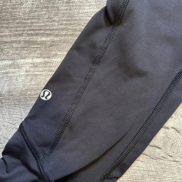 Lululemon Speed Crop with Ruching Zipper Pocket in Black Size 4 - Picture 4 of 5
